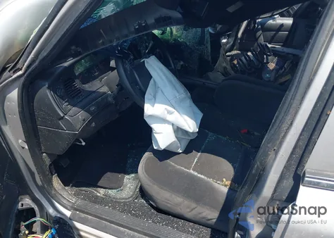 2011 Ford Crown Victoria Police z USA, uszkodzony, nr VIN 2FABP7BV2BX125582